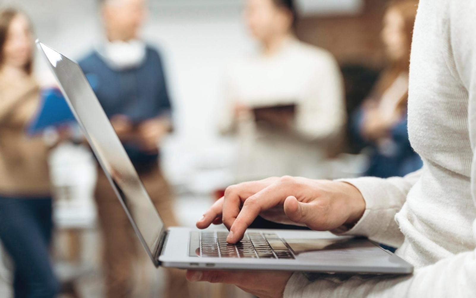 Arbeitsumgebung mit Teamdiskussion über Finanzprozesse und Unternehmenskultur