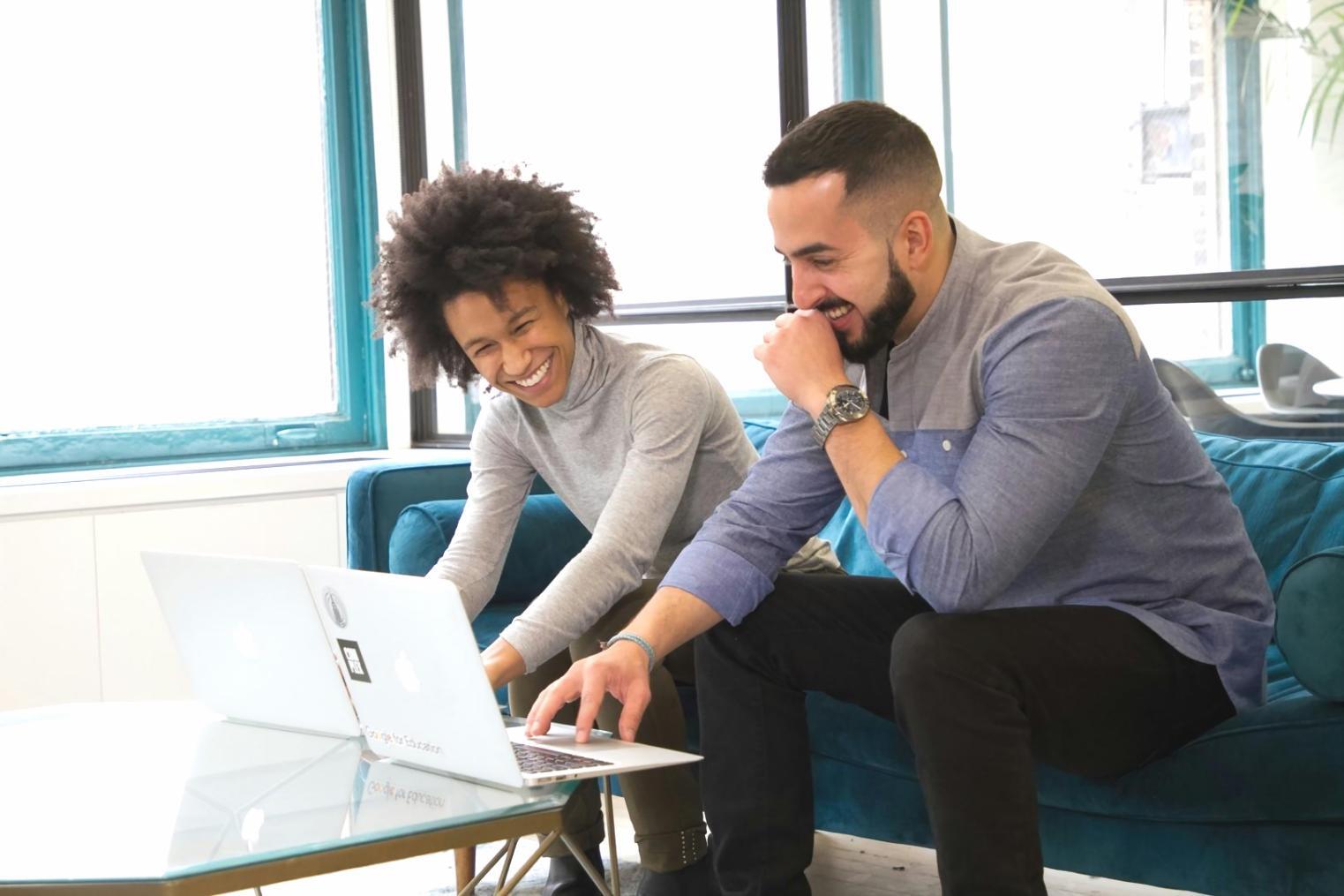 Modernes Büro mit Blick auf Finanzdistrikte während der strategischen Planung