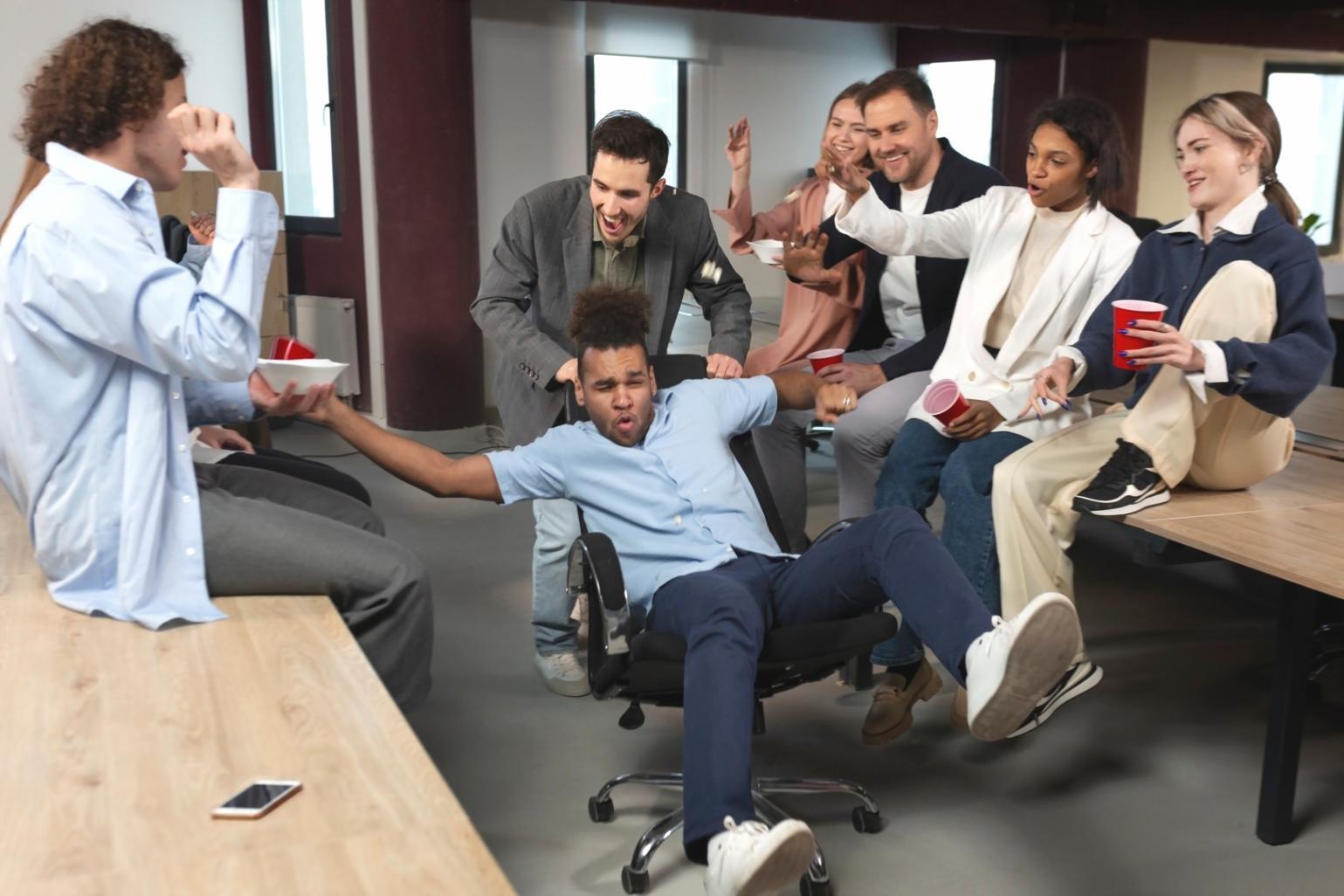 Workshop-Situation in einem modernen Büroraum